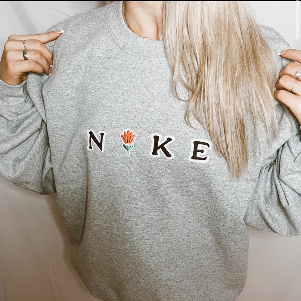 Light grey oversized nike crewneck + flower 🌸